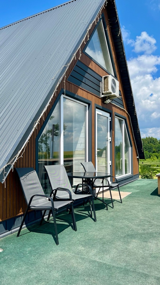 Терраса A-frame дома с креслами и столиком