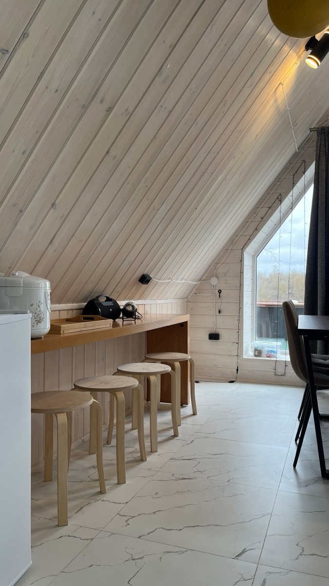Кухня-гостиная на мансарде A-frame дома